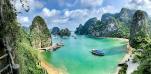 Thuyền trên vịnh Hạ Long — Marina Lobato / Unsplash