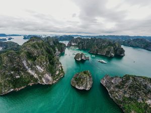 Hạ Long từ trên cao — Ryan Le / Unsplash